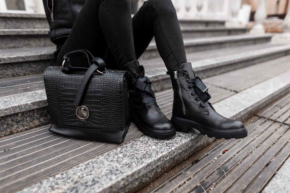 Winterschuhtrends sehen elegant aus. Foto: Adobe / alonesdj
