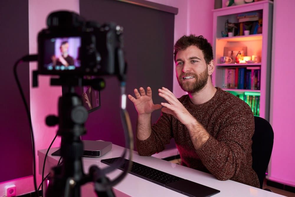 Vor der Kamera kann jeder Streamer zur Berühmtheit werden. Foto: Adobe / MinekPSC