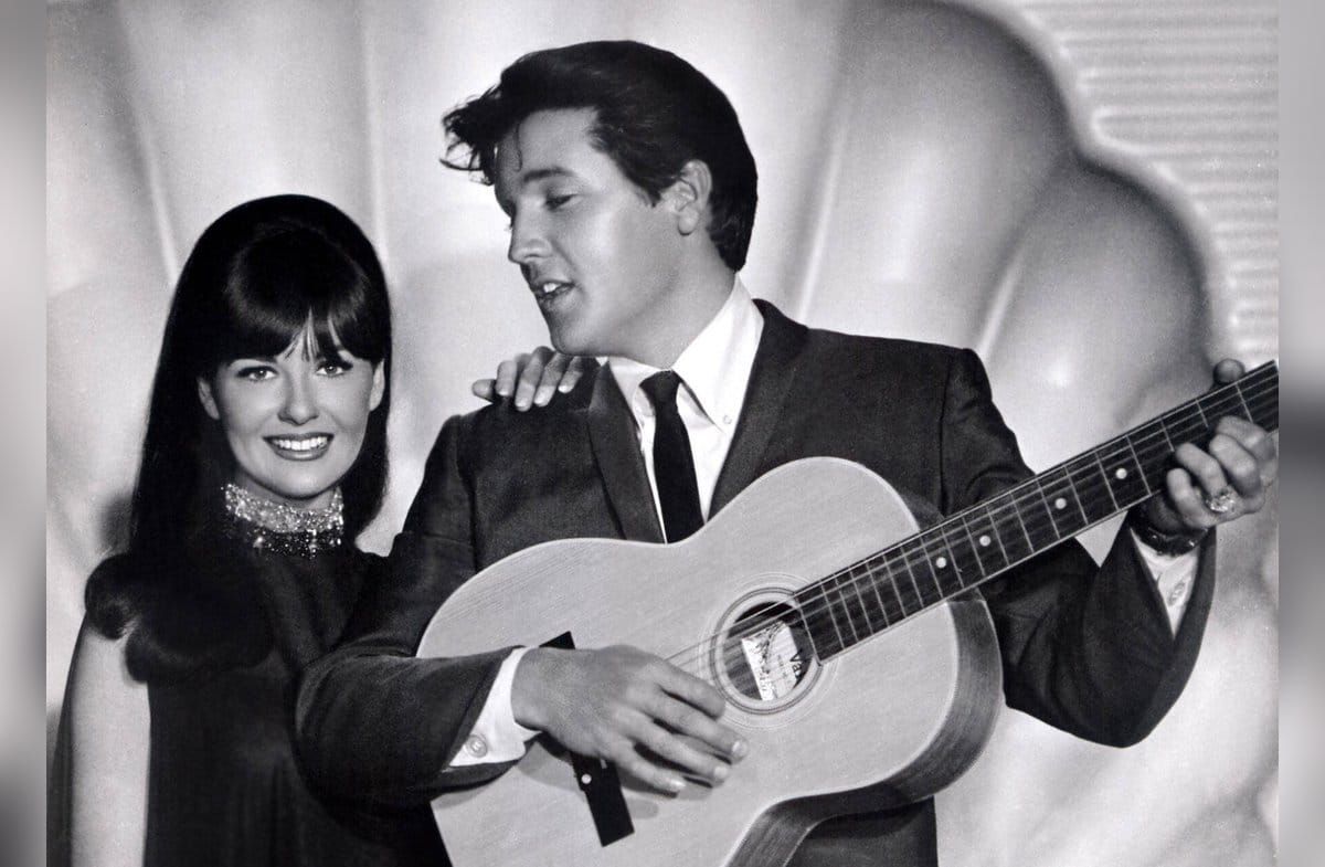 Shelley Fabares mit Elvis Presley in "Clambake" (1967).