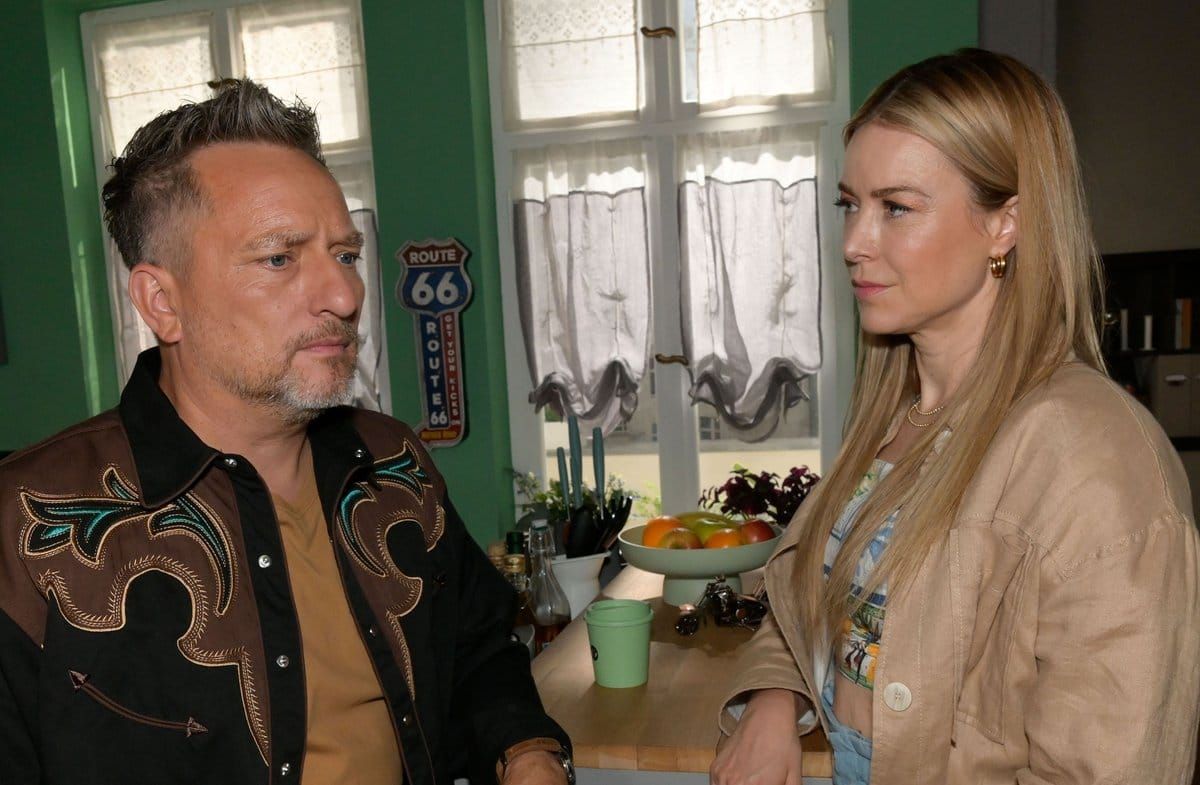 "GZSZ": Jessica (r.) gibt vor Michi zu, dass sie unter dem Bruch mit Toni leidet.