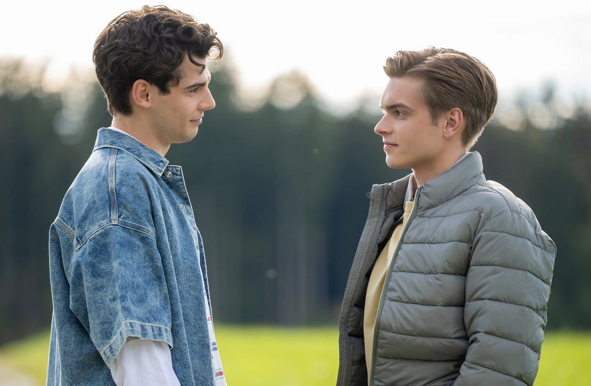 "Sturm der Liebe": Elias (l.) ist erleichtert, als Leo zustimmt, ihm auf dem Gestüt zu helfen.