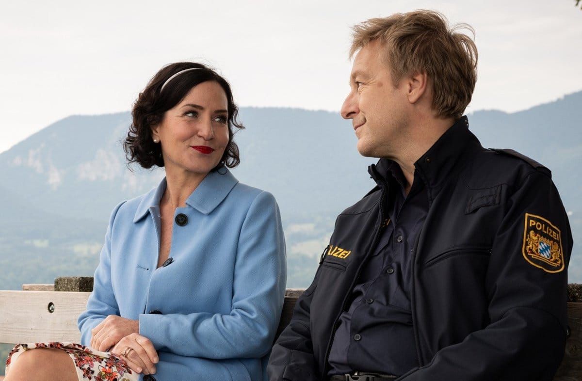 "Die Rosenheim-Cops: Ein Ritter für Stockl": Miriam Stockl (Marisa Burger) und Michi Mohr (Max Müller) tauschen sich in der …