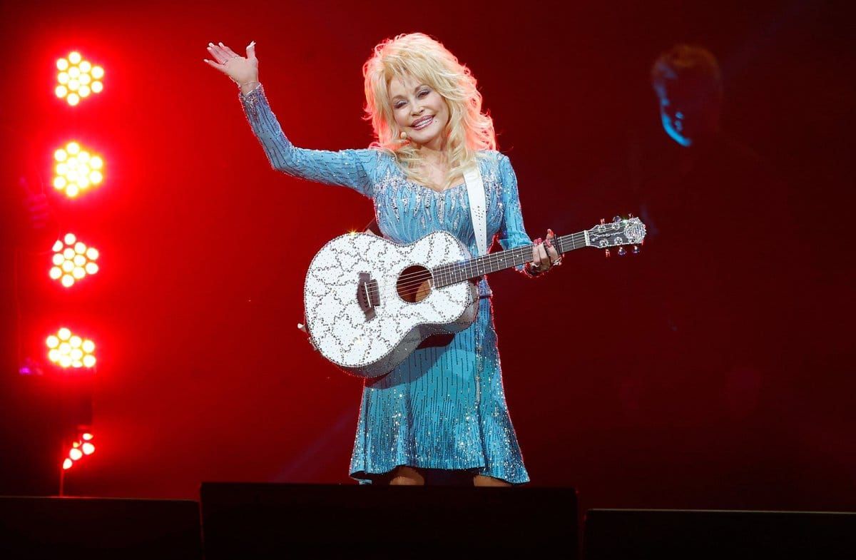 Dolly Parton bei einem Auftritt im Jahr 2014 - zu dieser Zeit legte sie auch ihren Begräbnislied fest.