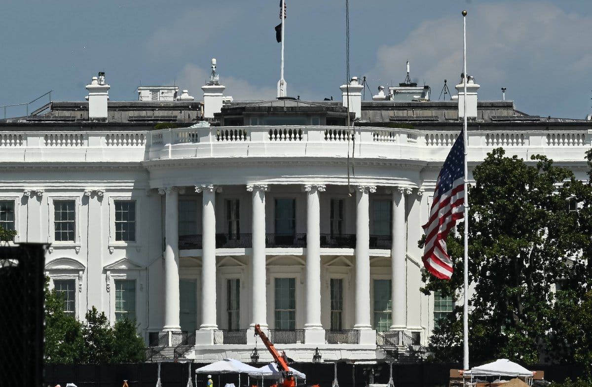 Auch die Flagge vor dem Weißen Haus in Washington weht aktuell wegen des Todes von Dolly Parton auf Halbmast.