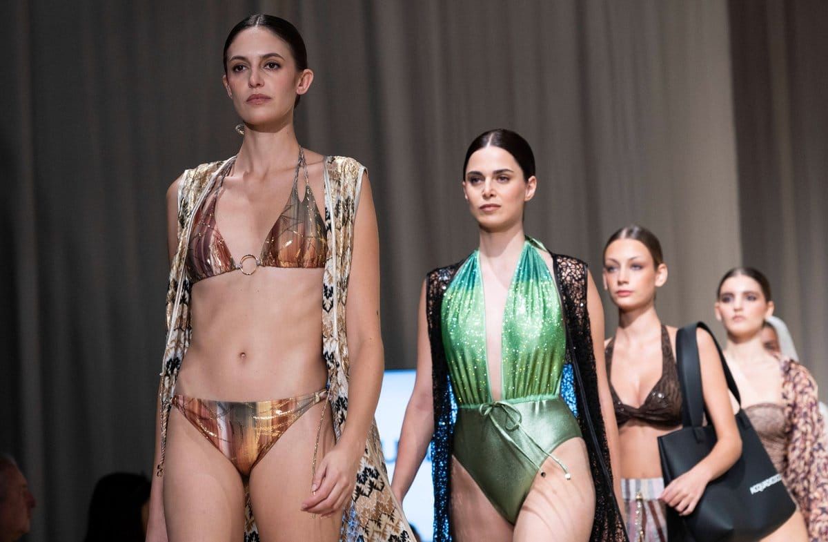 Beim Strandurlaub im Spätsommer kommt es nicht nur auf einen stylischen Bikini, sondern auch das richtige Layering an.