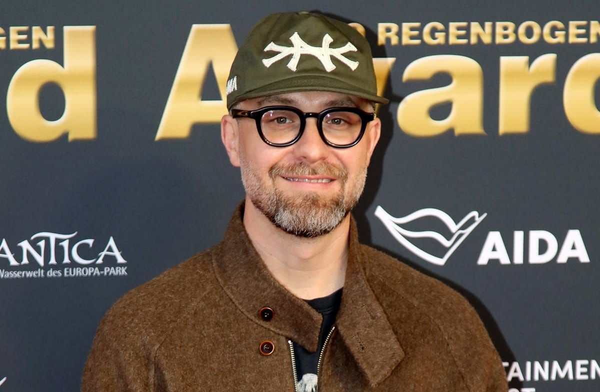 So kennt man Mark Forster normalerweise: Dunkle Brille und Kappe tief in der Stirn.