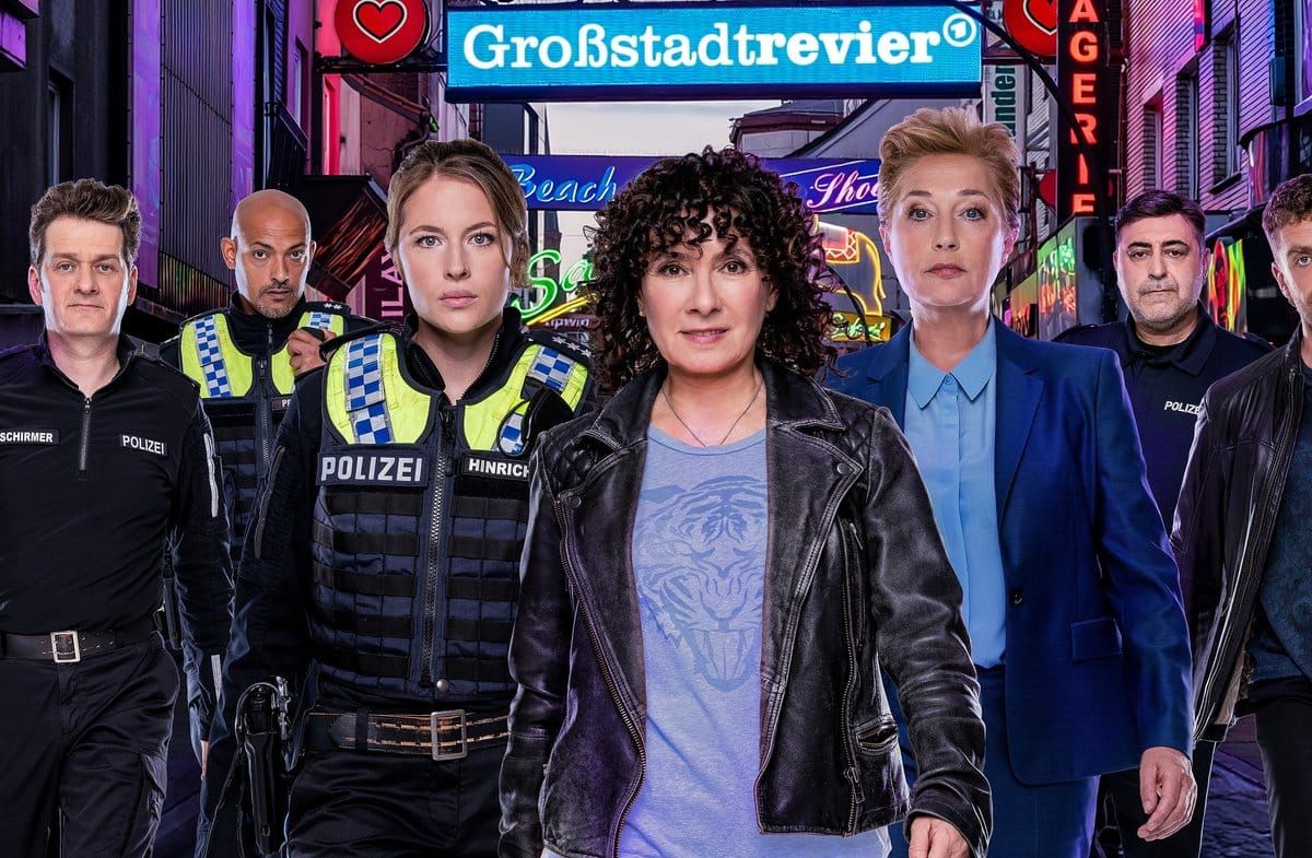 Der Cast der neuen "Großstadtrevier"-Staffel um Serien-Urgestein Maria Ketikidou alias Hariklia "Harry" Möller.