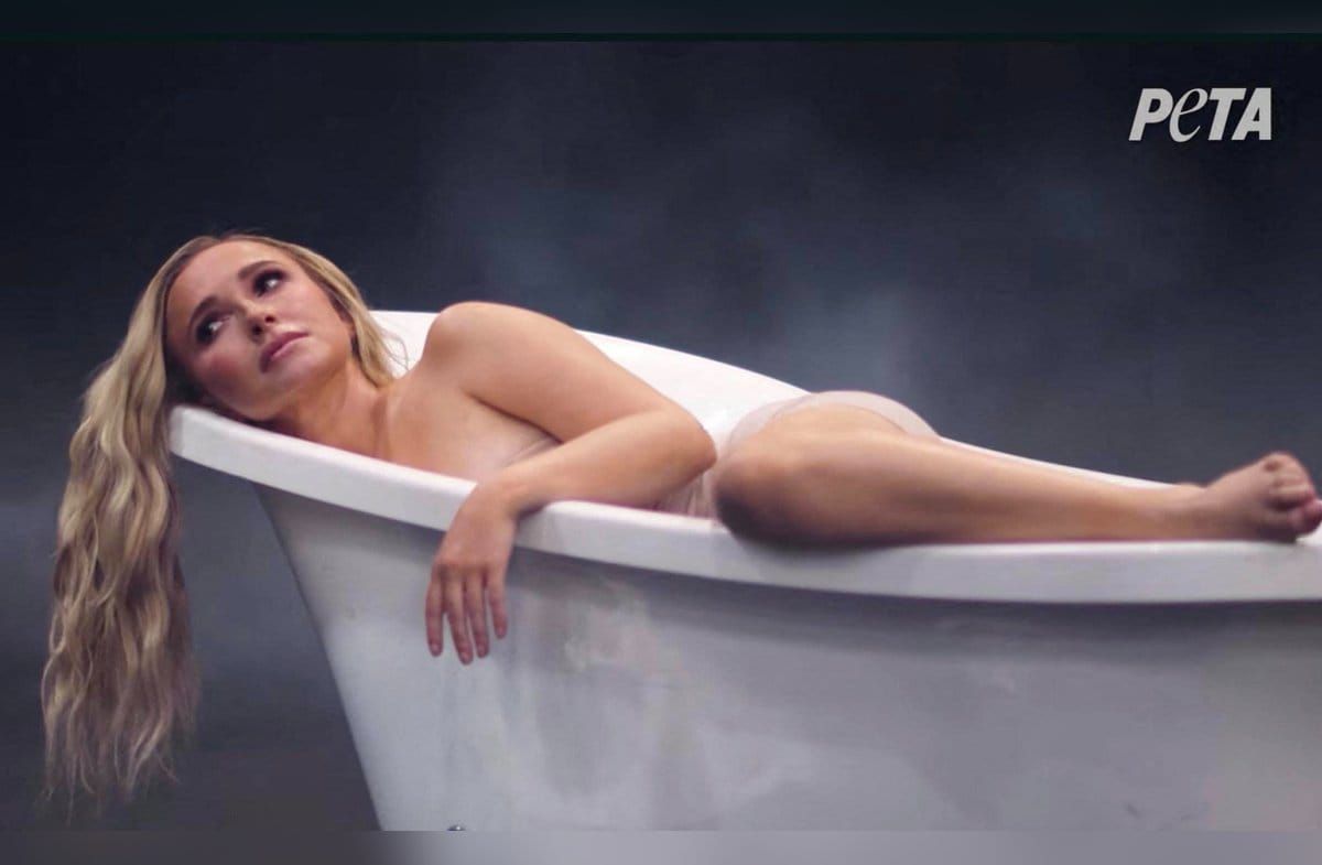 In der Werbekampagne liegt Hayden Panettiere unter anderem nackt in der Badewanne, um auf die Gefangenschaft von Delfinen au…