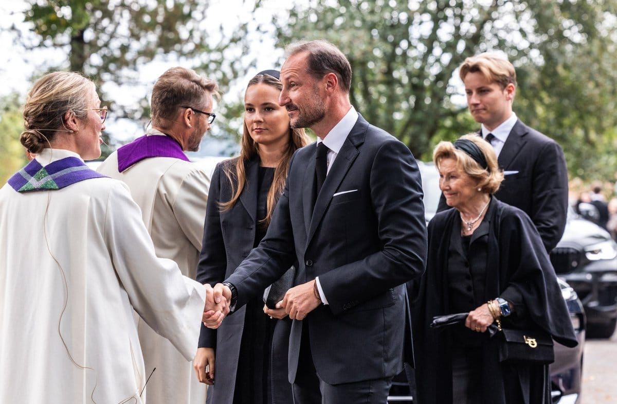 König Haakon mit seiner Familie bei der Ankunft in der Kirche.