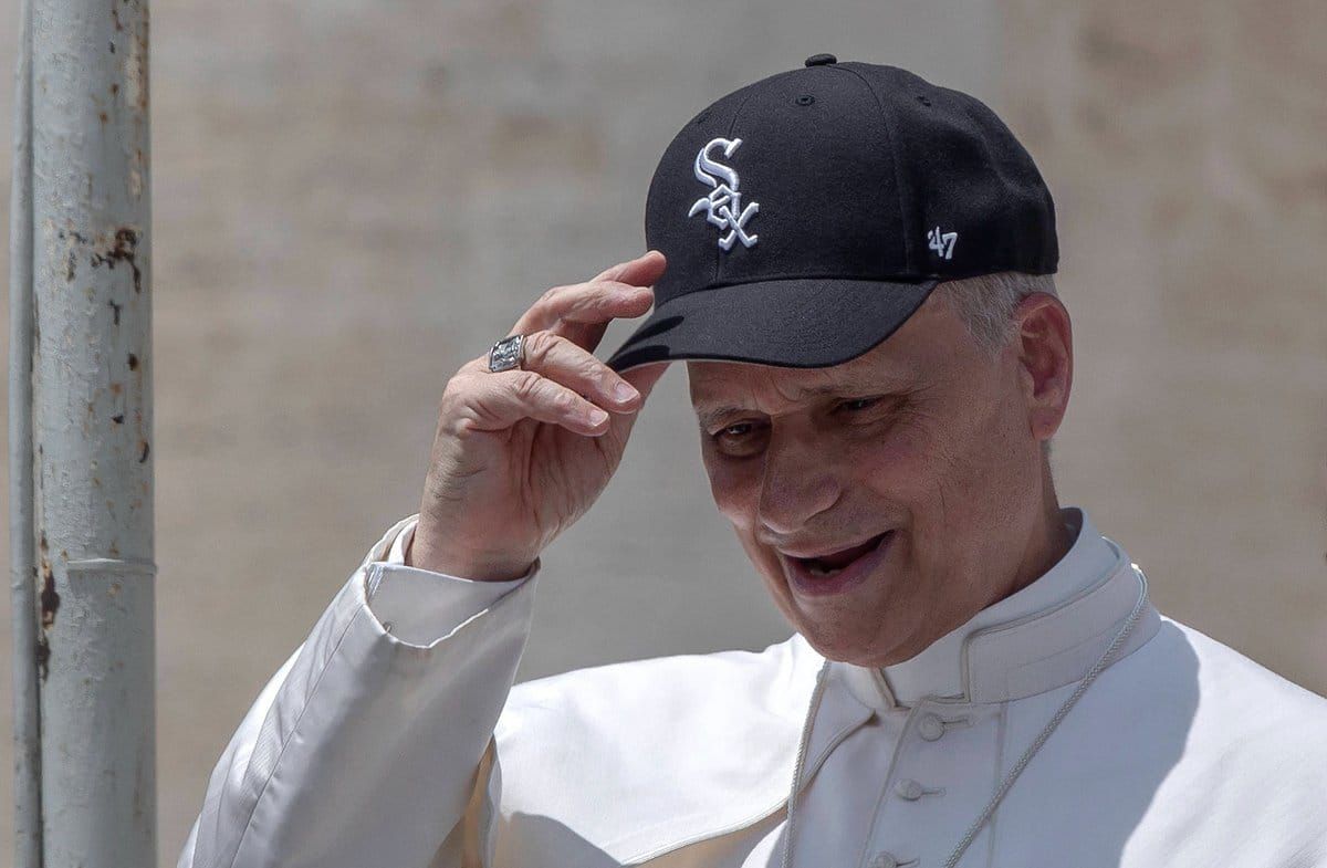 Papst Leo mit einer Kappe der Chicago White Sox.