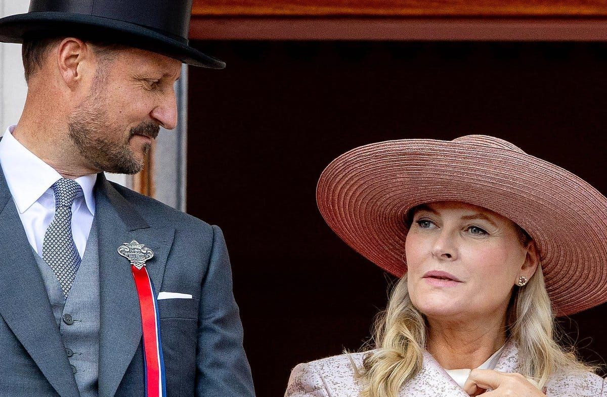 Vor Mette-Marits großer Operation im Juni trat das Kronprinzenpaar am norwegischen Nationalfeiertag am 17. Mai auf.
