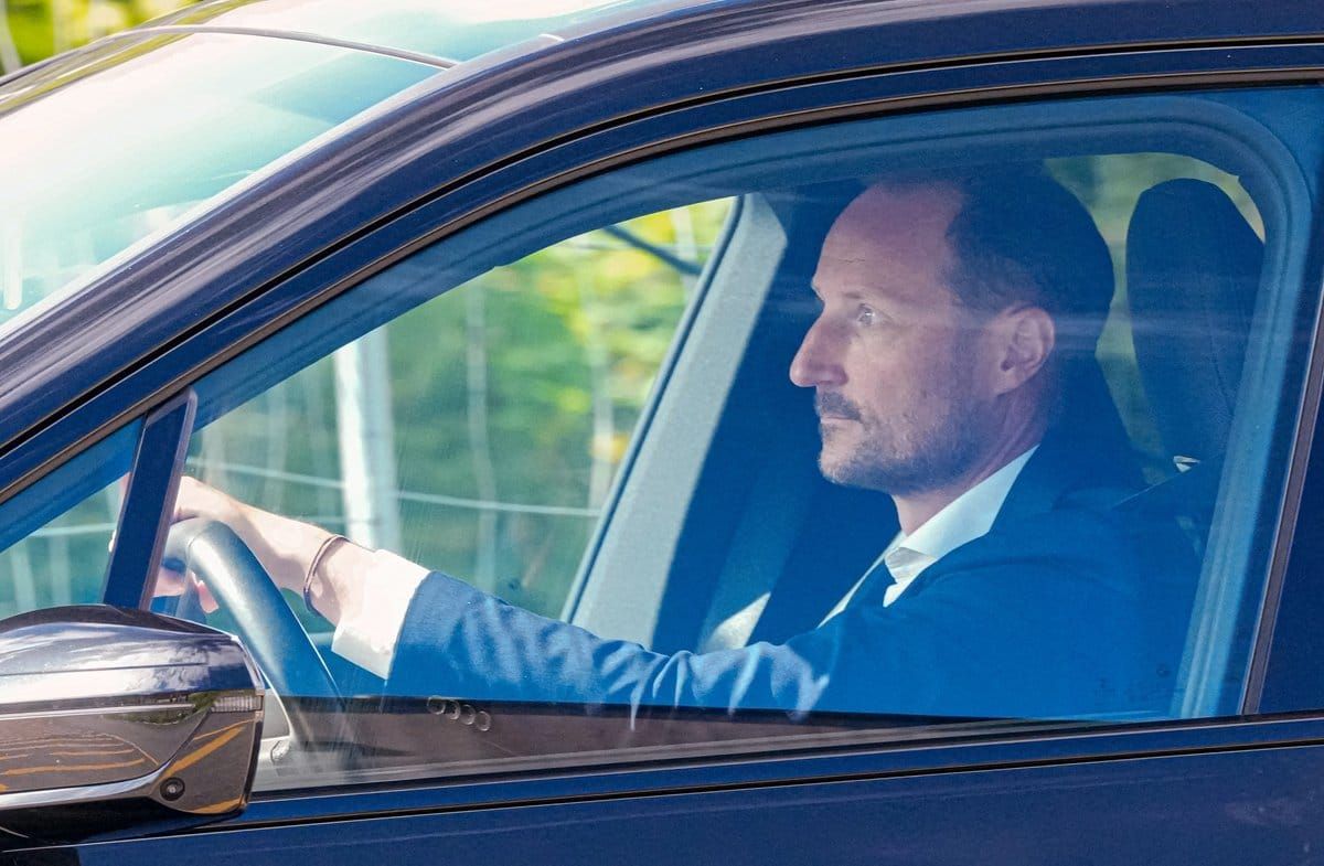 Kronprinz Haakon besuchte am Montagmittag seinen Vater im Krankenhaus in Oslo.