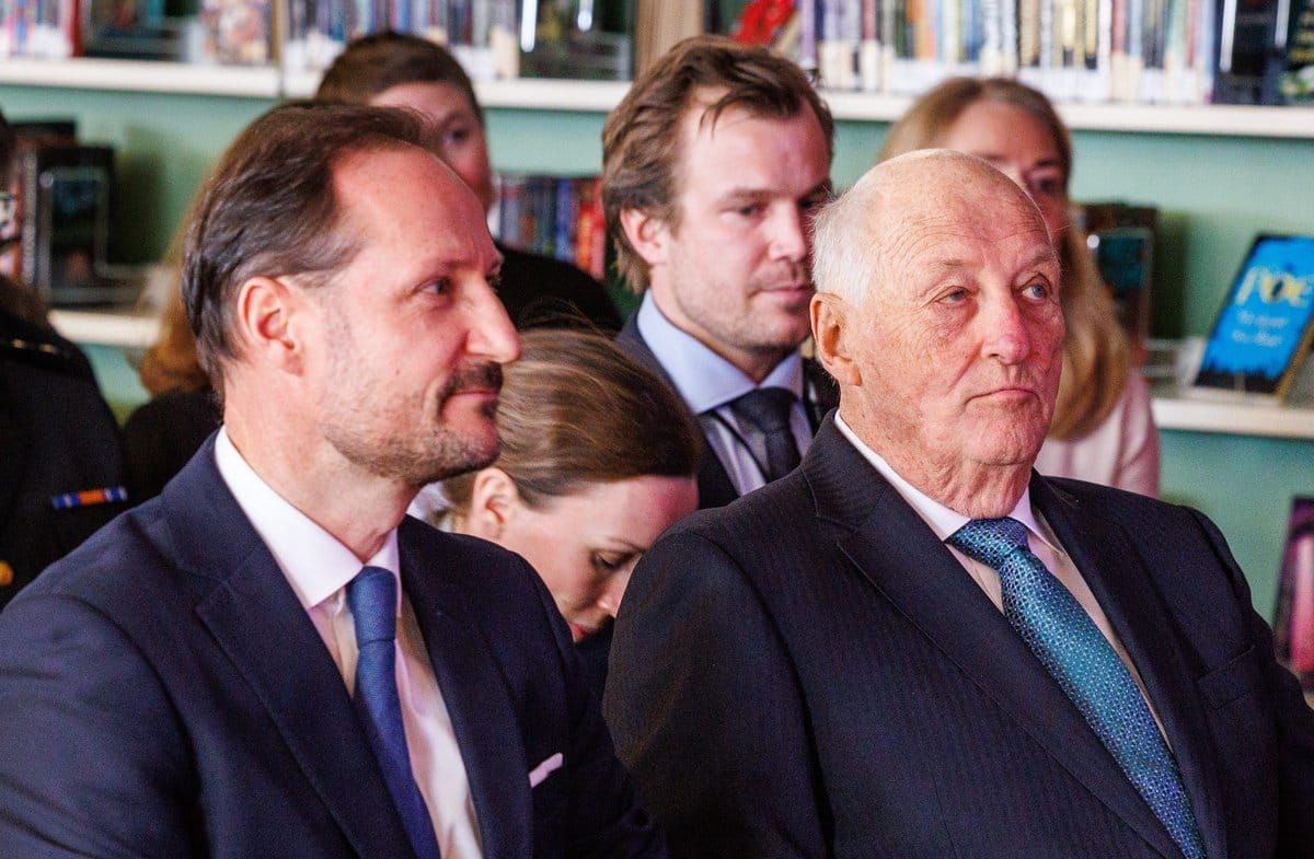 Kronprinz Haakon verbrachte die Nacht bei seinem Vater König Harald im Krankenhaus.