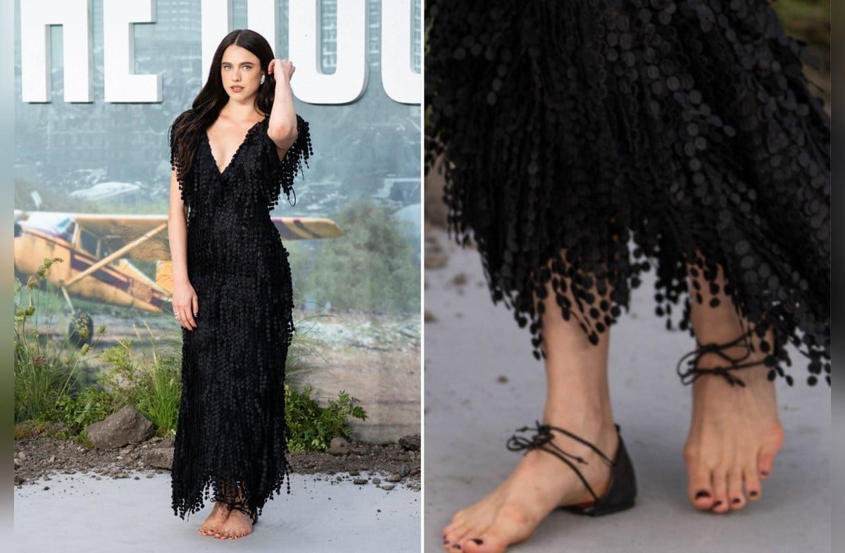 Margaret Qualley setzt auf die kontroversen "Barefoot Sandals" von Chanel.