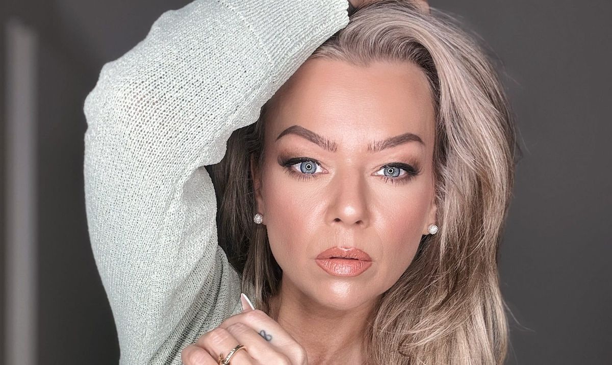 Doreen Steinert mit der Hand im Haar