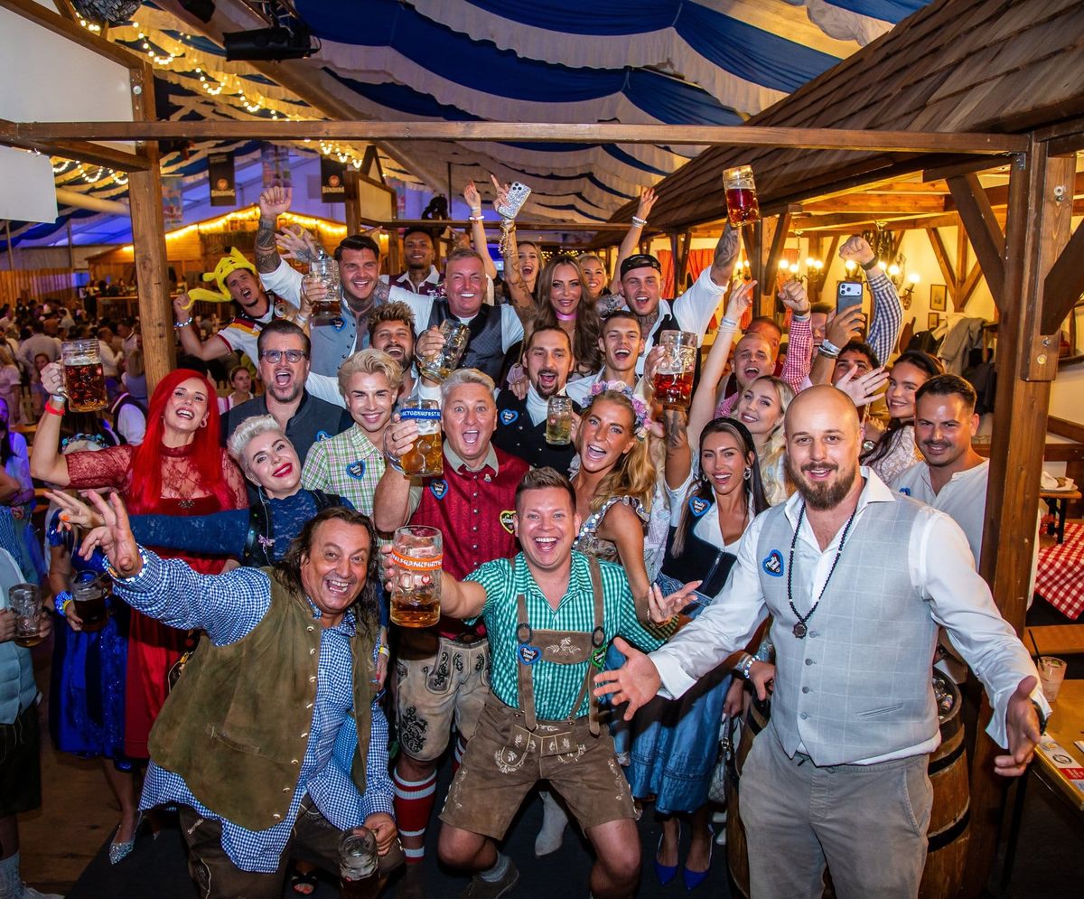 Realitystars beim Gruppenbild der Reality Wiesn im Festzelt