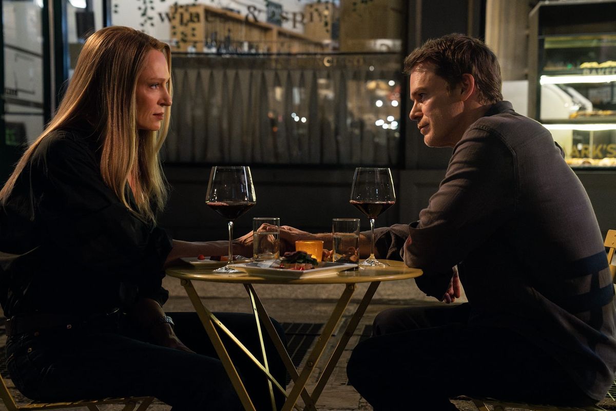 Uma Thurman und Michael C. Hall an einem Bistrotisch mit Rotwein, Szene aus "Dexter: Wiedererwachen"