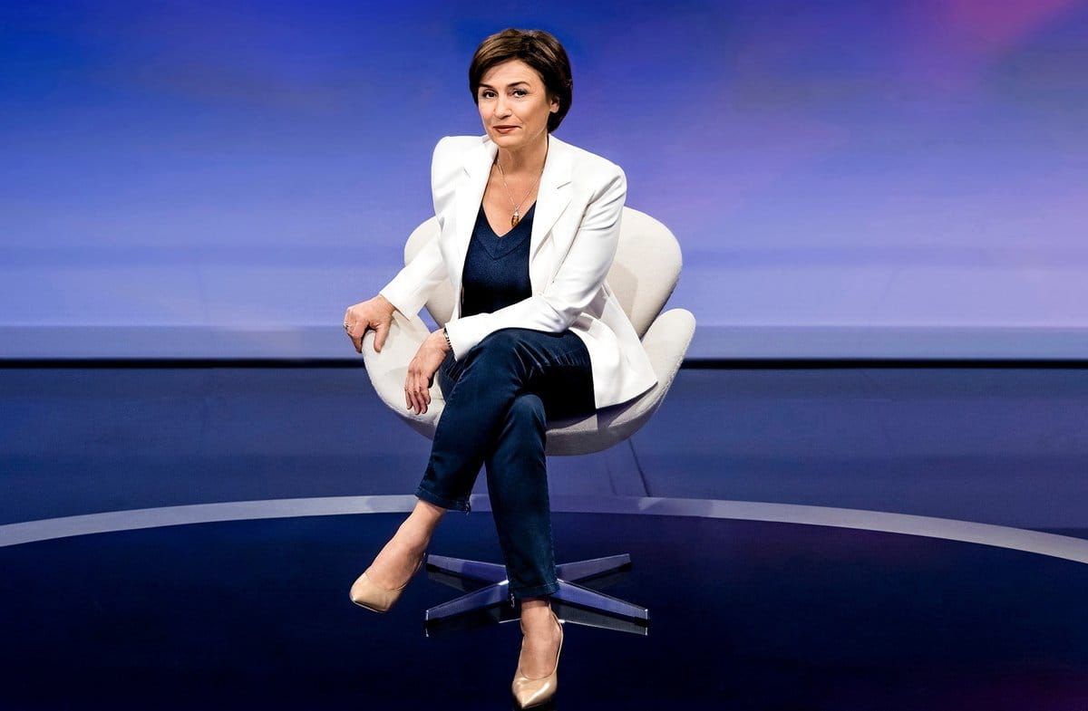 Sandra Maischberger diskutiert in ihrer ARD-Talkshow mit prominenten Gästen.