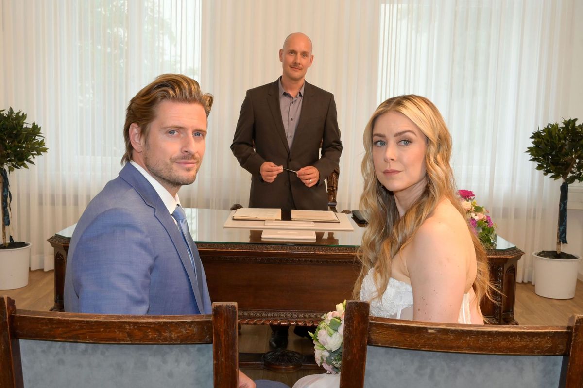 Ricky Marquart (Oliver Petszokat) traut Philip und Jessica bei GZSZ