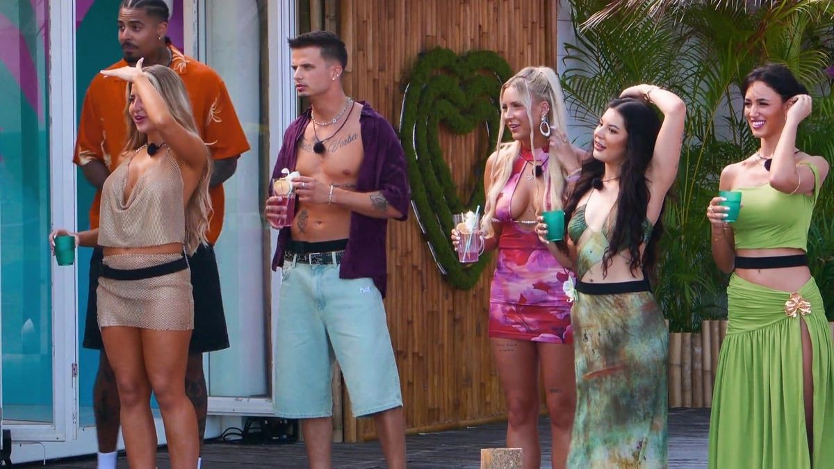 Kandidatinnen und Kandidaten von „Are You The One? Realitystars in Love“ bei der Ankunft in der Villa