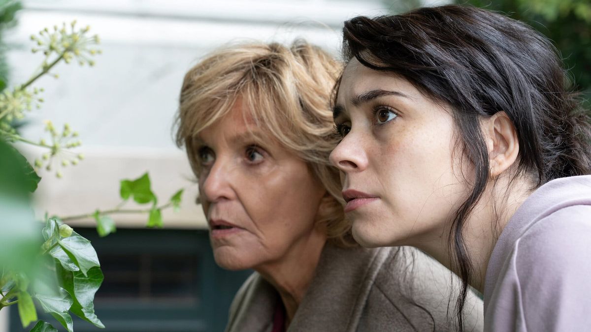 Ulrike Kriener und Tamara Romera Ginés spähen aus einem Versteck hinter Efeu, Szene aus "Nichts wie weg"