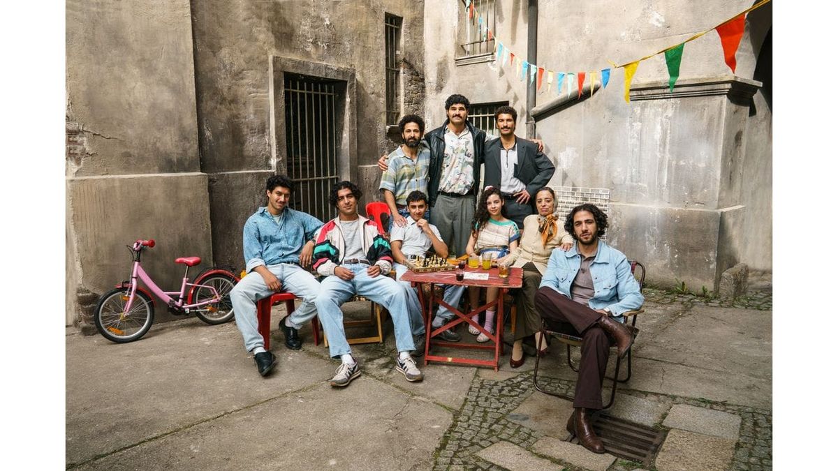 Szene aus "4 Blocks Zero": die Familie im Hinterhof eines Berliner Altbaus