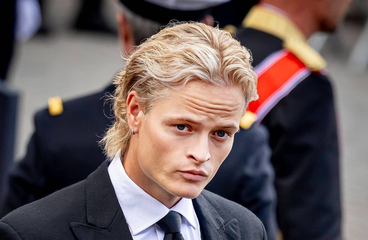 Marius Borg Høiby war am Mittwoch trotz Untersuchungshaft bei der Beerdigung seines Zieh-Großvaters König Harald.