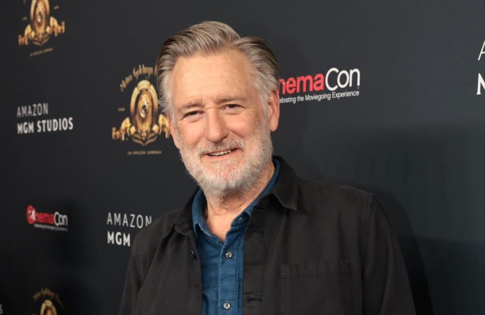 Bill Pullman spielt Hugh Hefner