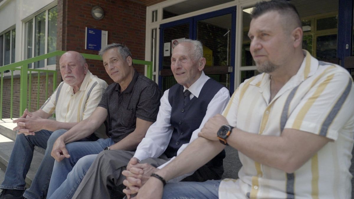 Sabri Aydin mit seinen Söhnen Ömer, Yakup und Murat vor einer Duisburger Grundschule