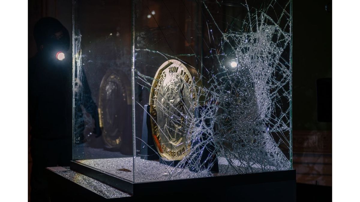 Zerschlagene Vitrine mit Goldmünze, Szene aus der Doku-Serie Clangold