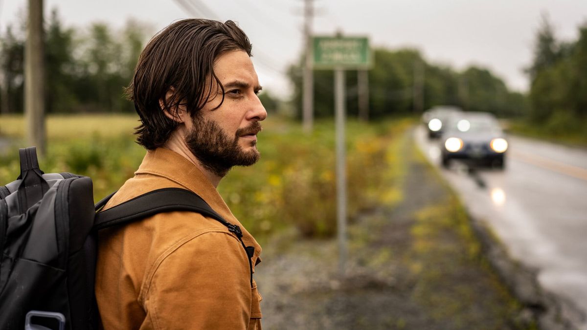 Ben Barnes als Tim Jamieson mit Rucksack an einer Landstraße