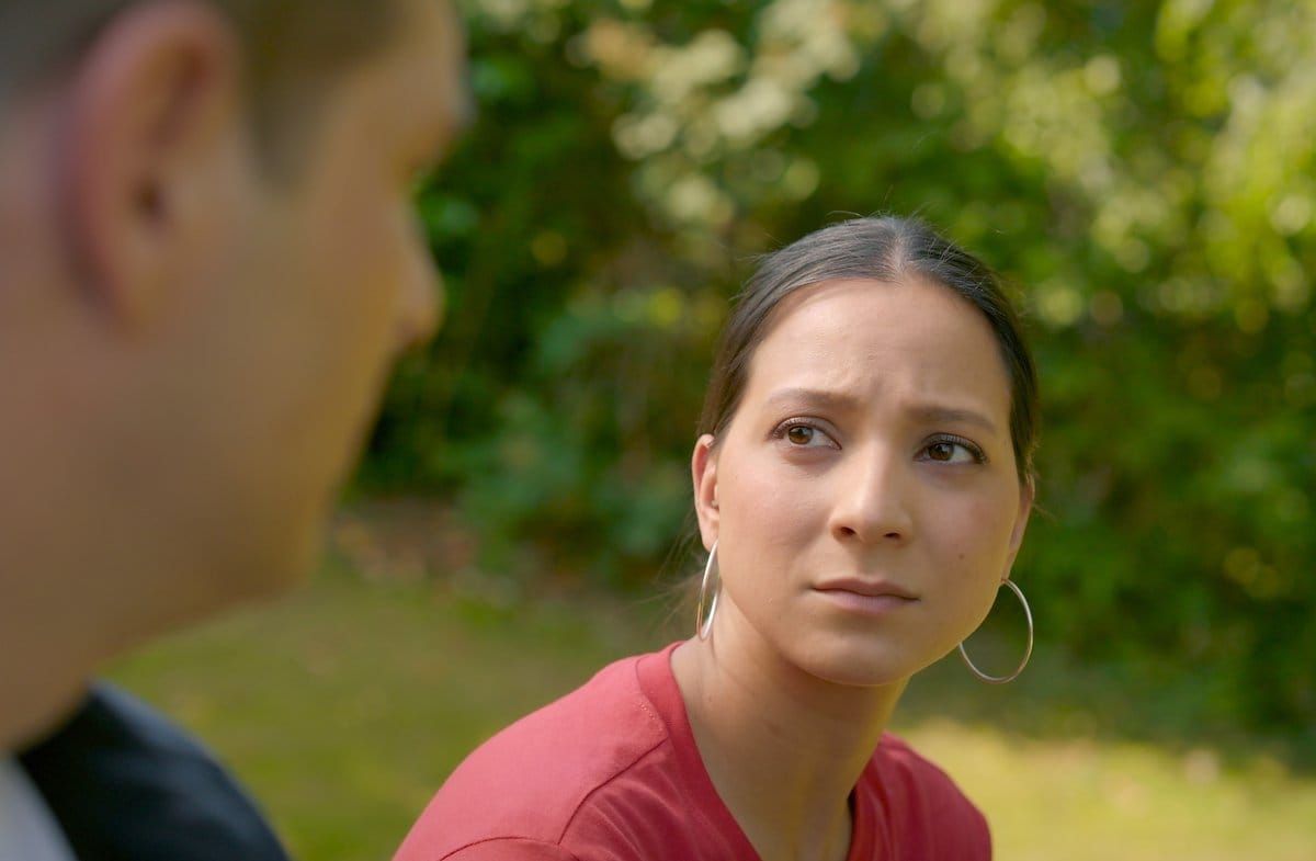 "Alles was zählt": Deniz (l.) stellt seinen Traum für Charlie (r.) hinten an.