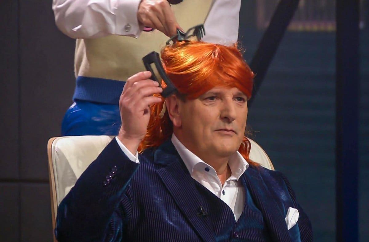 Ralf Dümmel probiert den Tragekomfort einer Haarklammer aus.