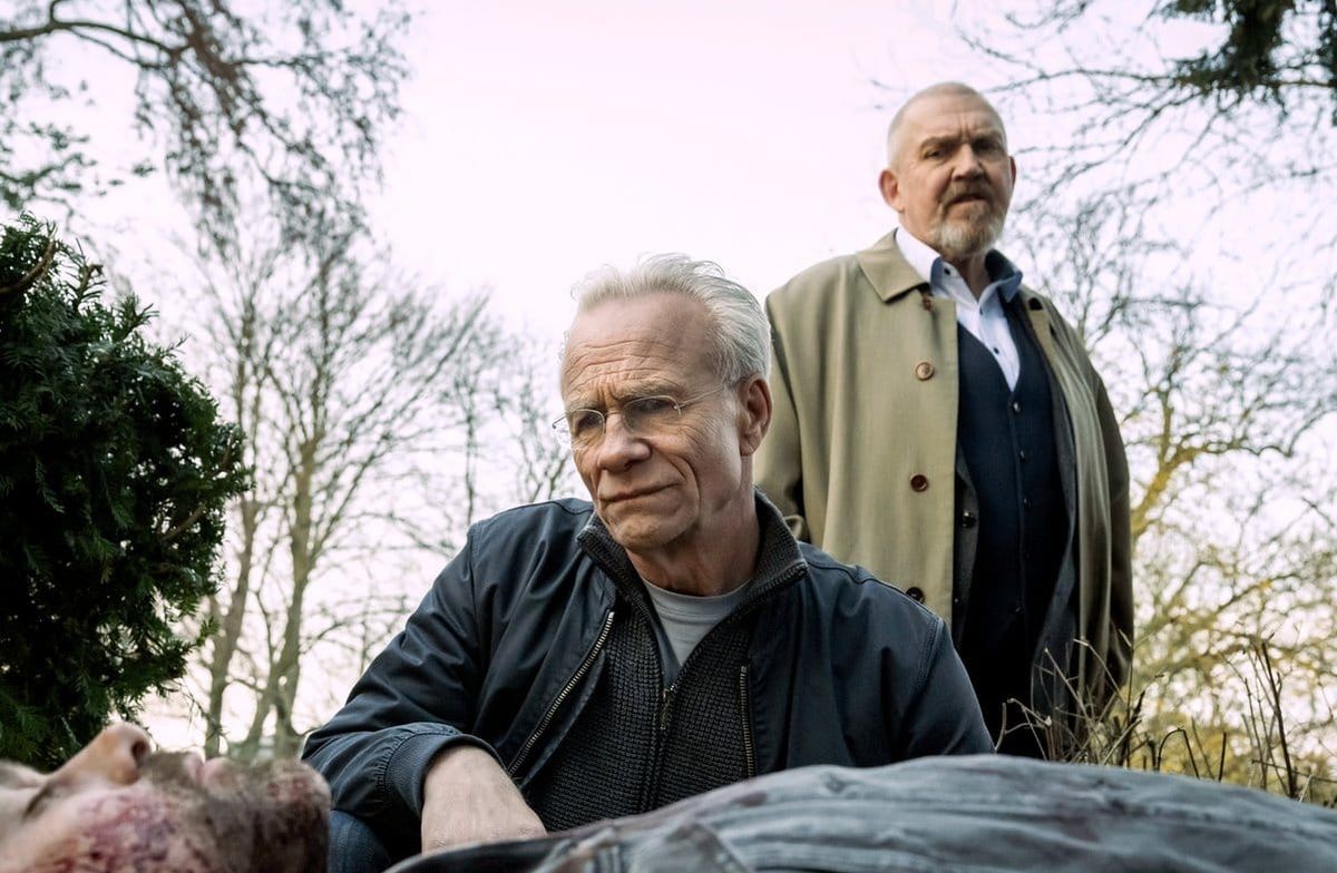Die Kommissare Max Ballauf (Klaus J. Behrendt, li.) und Freddy Schenk (Dietmar Bär) übernehmen die Ermittlungen. Das Opfer i…