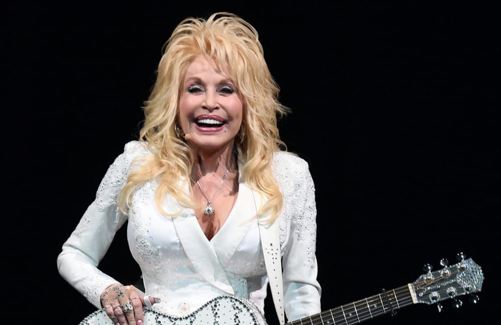 Dolly Partons Neffe, der ihren Tod verkündete, soll als Sicherheitschef entlassen worden sein