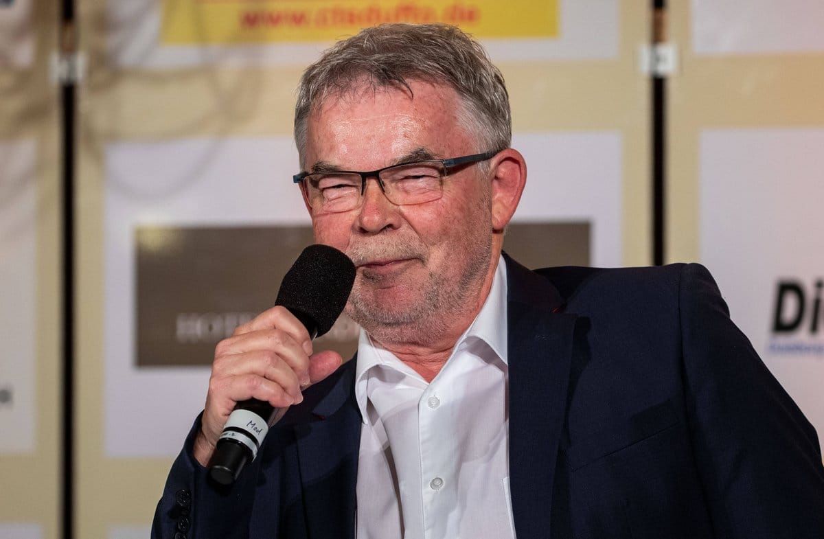Klemmt sich für Schalke noch einmal hinter das Kommentatoren-Mikro: Manfred "Manni" Breuckmann.