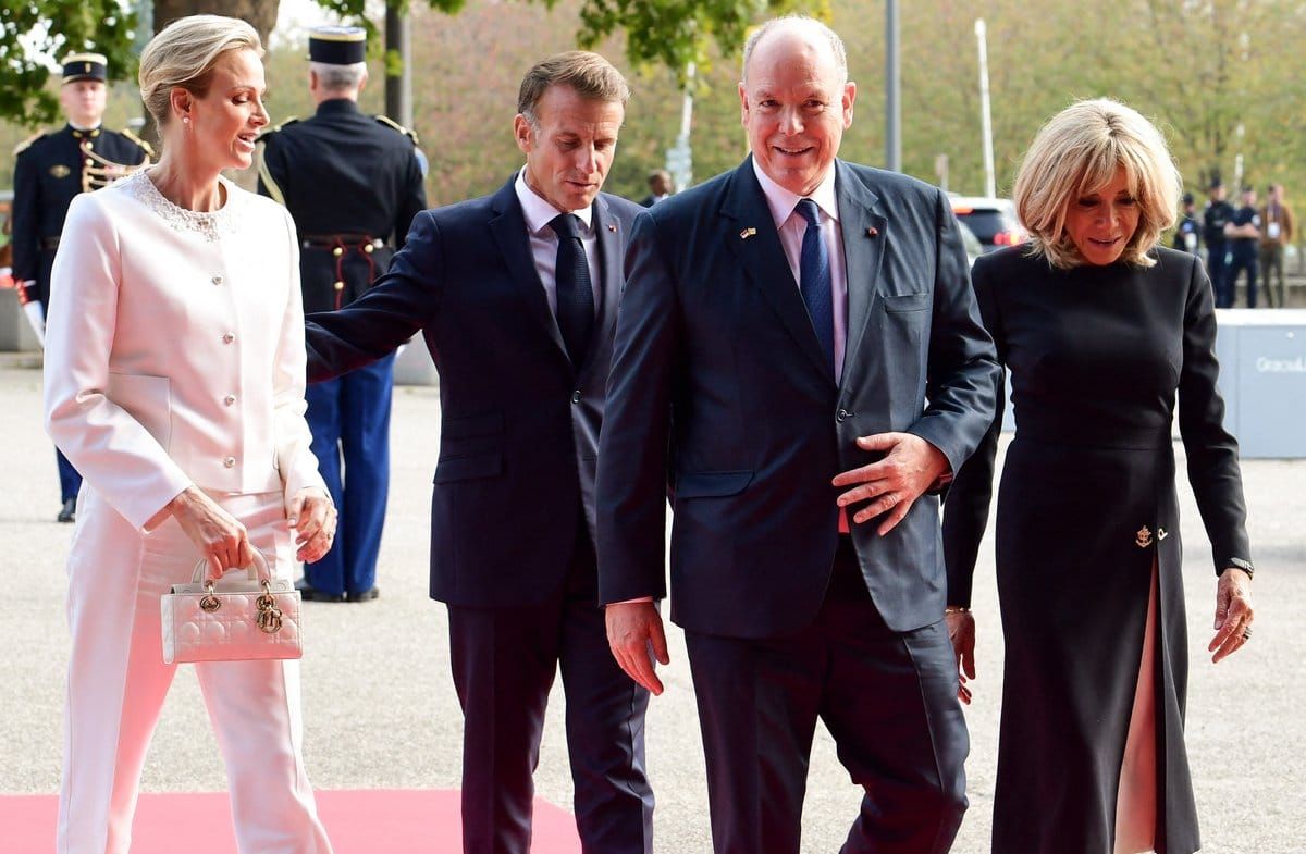 Emmanuel und Brigitte Macron haben zum Abschluss der Papstreise durch Frankreich Albert und Charlène von Monaco empfangen.