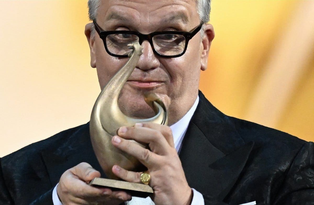 Die Goldene Henne 2026: Hape Kerkeling mit seiner Trophäe.