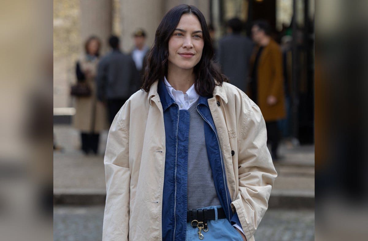 Stilikone Alexa Chung in einem nebelgrauen Vintage-Sweater bei der Fashion Show von Miu Miu in Paris.