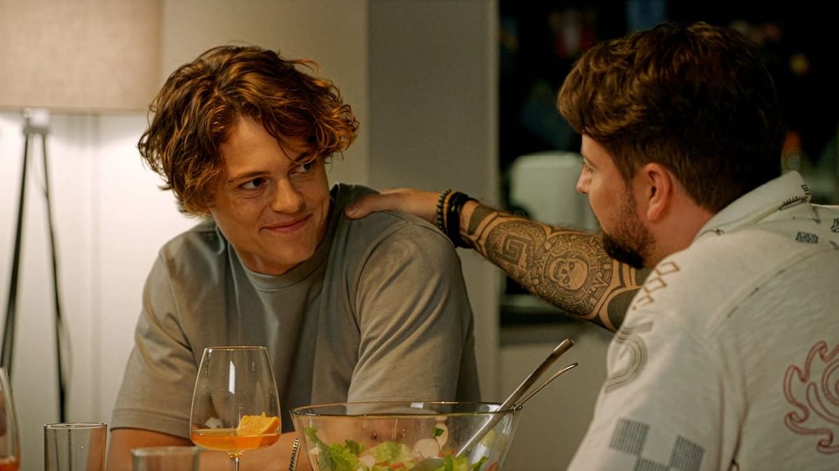 Benni (Julian Krenn, links) und sein Vater John Bachmann (Felix von Jascheroff) am Esstisch