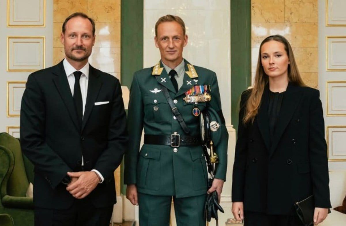 König Haakon (li.) und Kronprinzessin Ingrid Alexandra mit General Eirik Kristoffersen, dem kondolierenden Vertreter der nor…