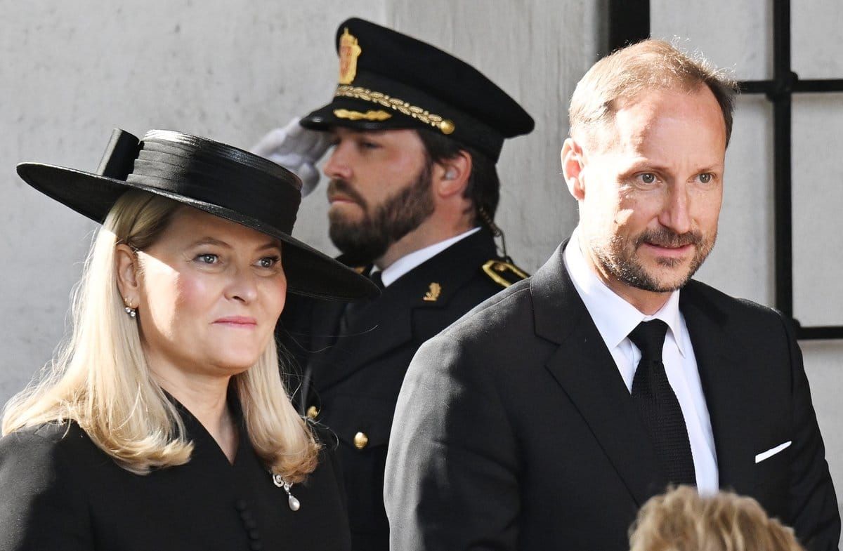 Königin Mette-Marit und König Haakon bei der Trauerfeier für die verstorbene Prinzessin Astrid.