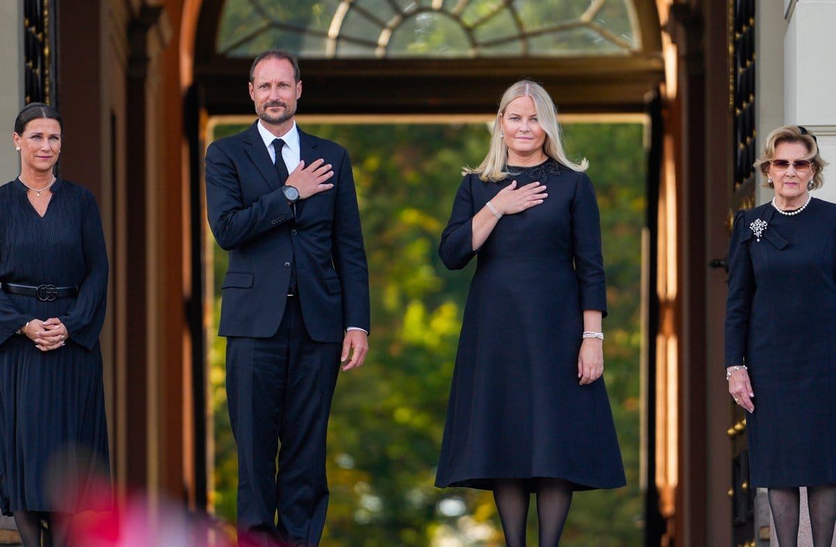 König Haakon kann bei der Eidzeremonie nicht von seiner Ehefrau Mette-Marit (2.v.r.) begleitet werden, aber von seiner Mutte…