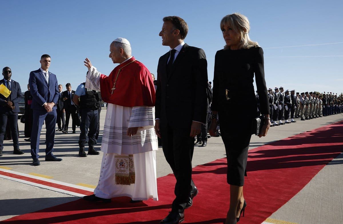 Papst Leo XIV. mit Frankreichs Präsident Emmanuel Macron und dessen Ehefrau Brigitte.