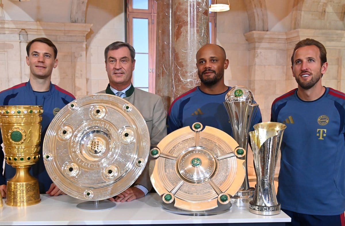 Markus Söder (2.v.l.) mit den Bayern-Größen Manuel Neuer, Vincent Kompany und Harry Kane (v.l.n.r.).
