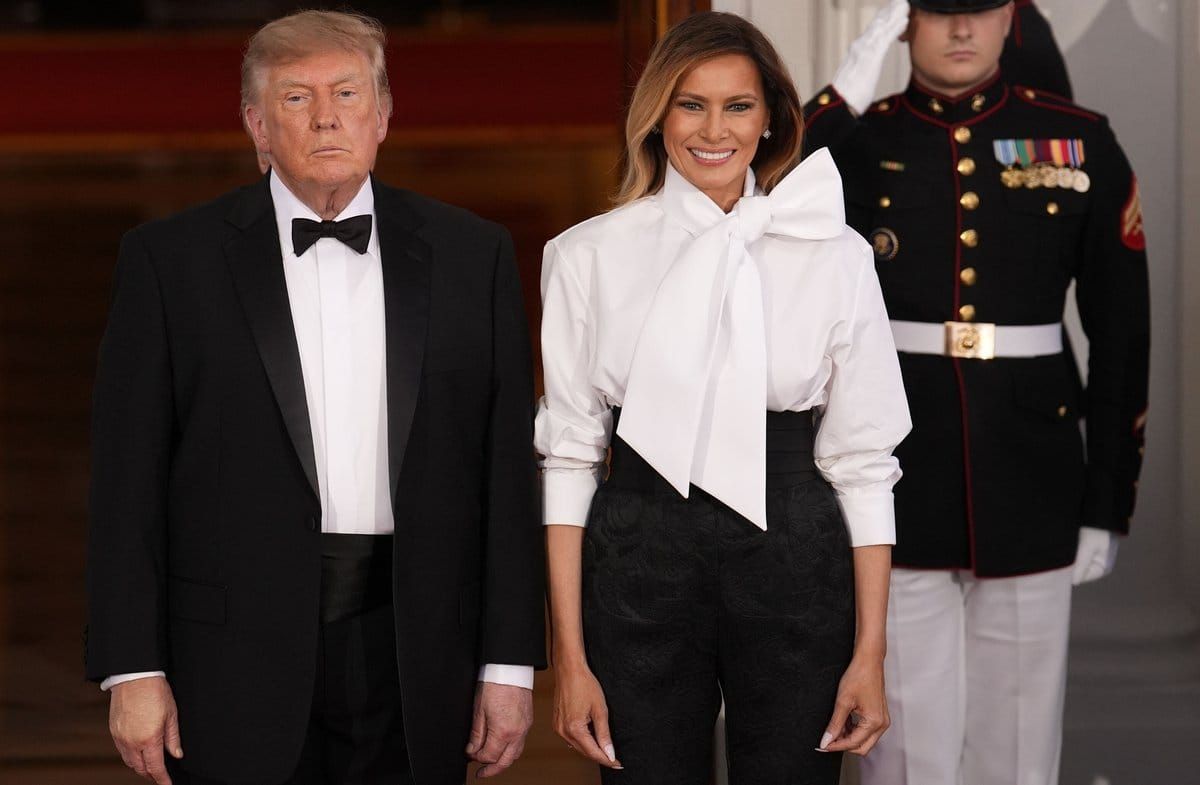 Melania Trump erschien zum Staatsempfang in weißer Bluse und Pfingstrosen-Hose.