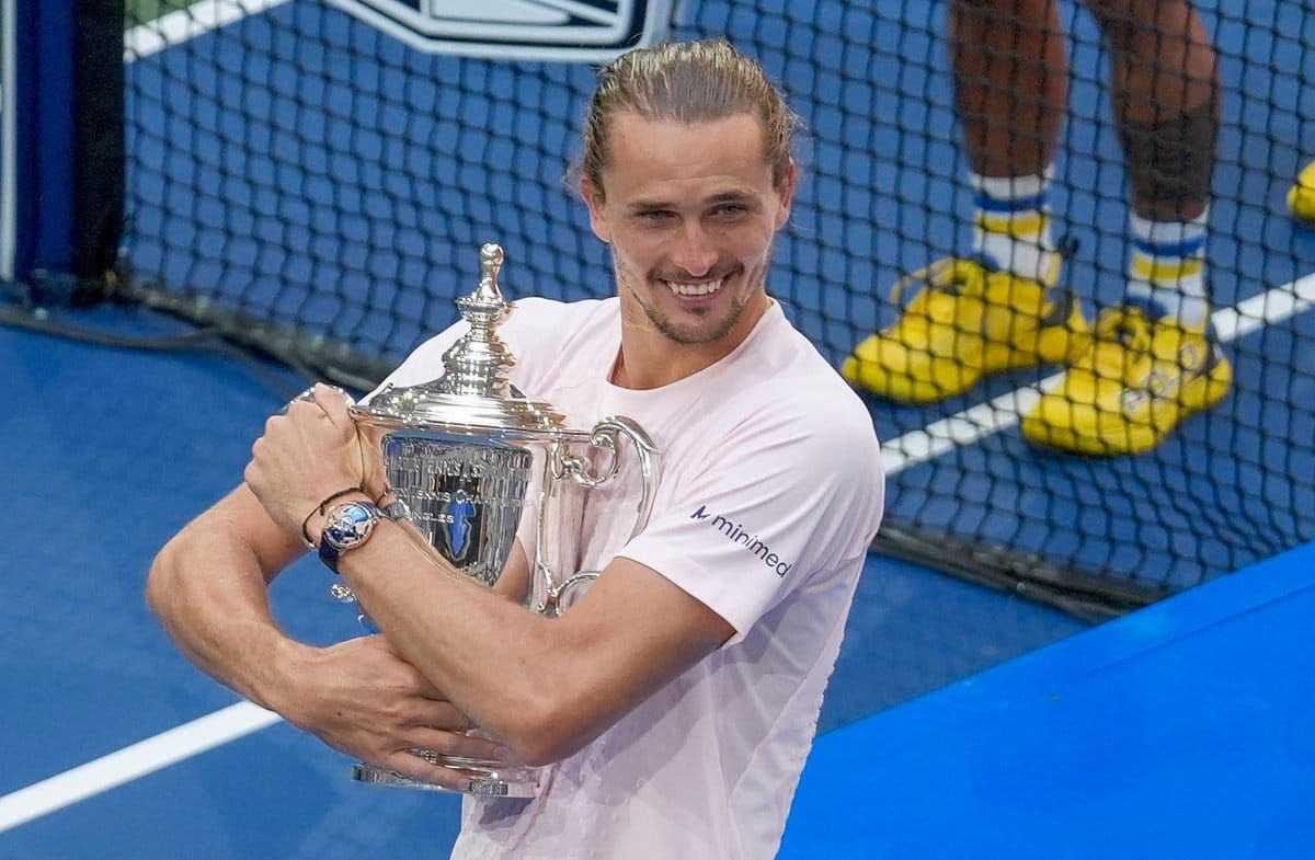 Alexander Zverev freut sich mit seinem Pokal nach seinem Sieg bei den US Open.