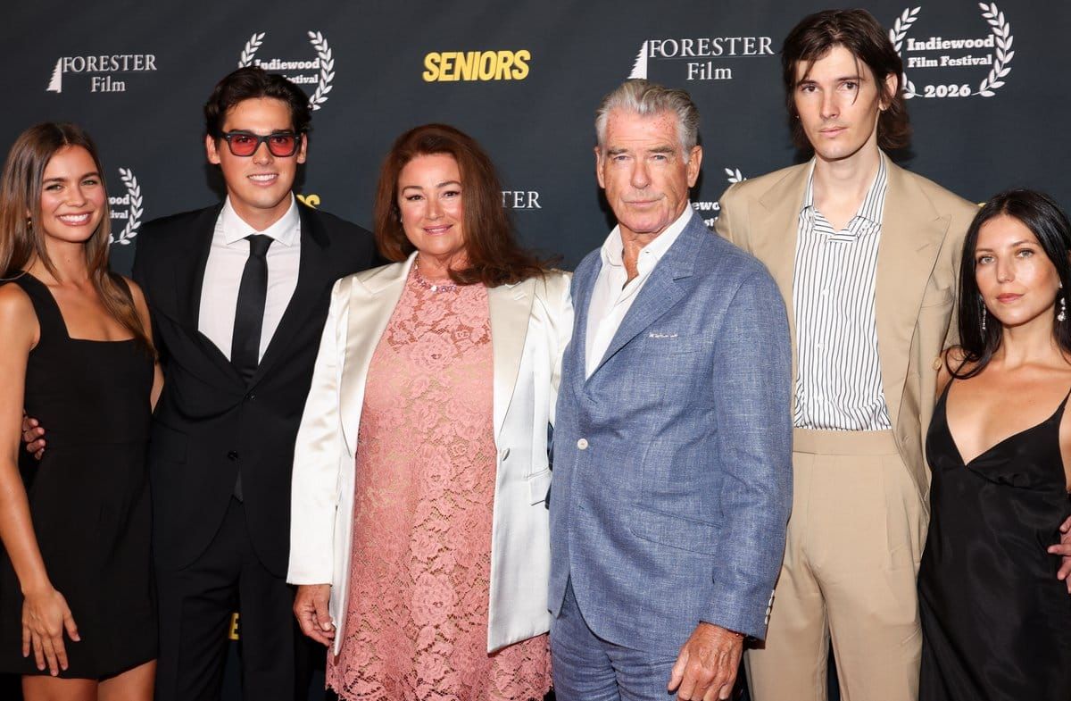 Alex Lee-Aillon, Paris Brosnan, Keely Shaye Smith, Pierce Brosnan, Dylan Brosnan und Avery Wheless bei der Premiere von "Sen…