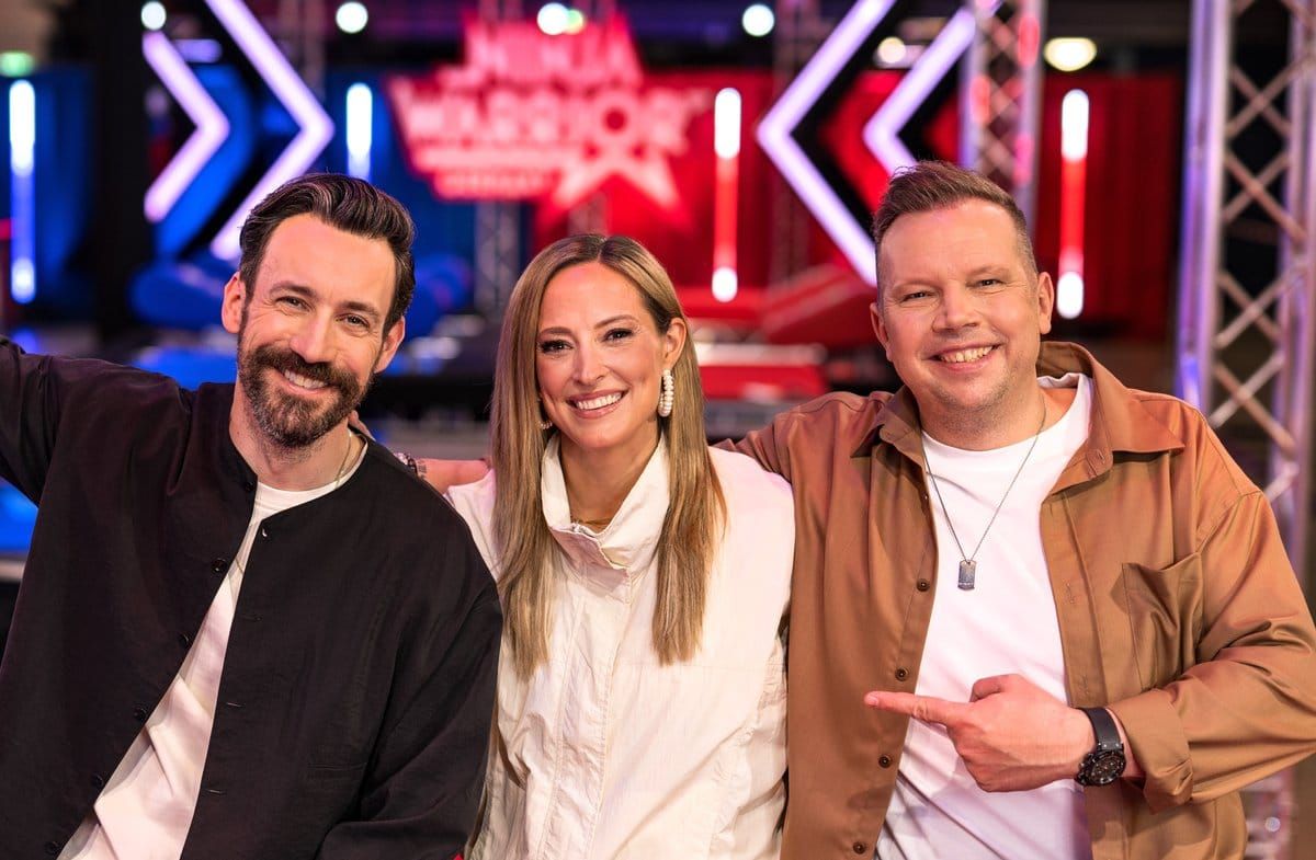 Jan Köppen (l.) moderiert "Ninja Warrior Germany" jetzt gemeinsam mit Anna Fleischhauer und Wolff Fuss.