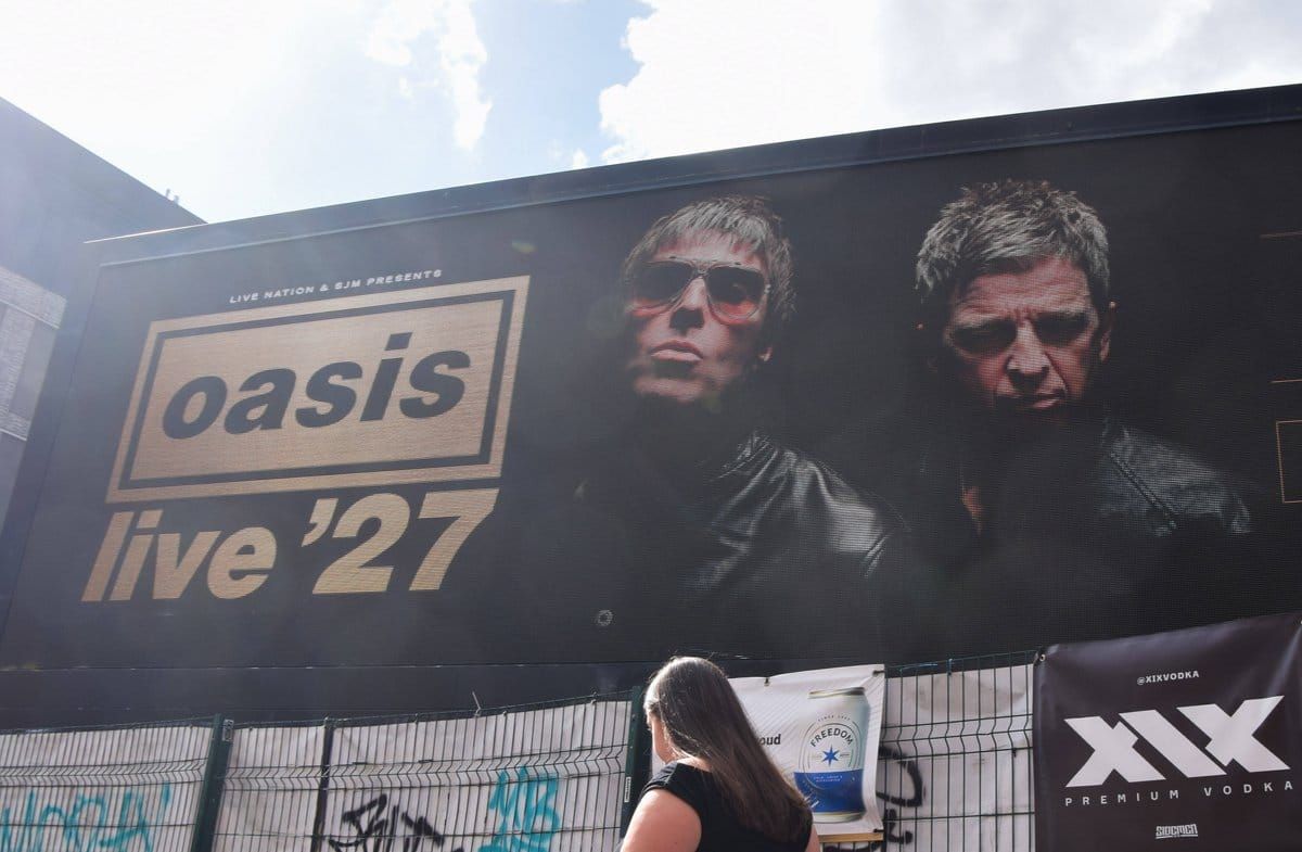 In Großbritannien werben große Plakate für die Oasis-Tour 2027.